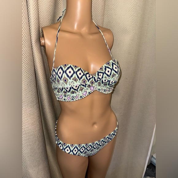 Size 32 D top with smallbottoms. Victoria’s Secret swimsuit, aqua, blue, navy, - Picture 5 of 17